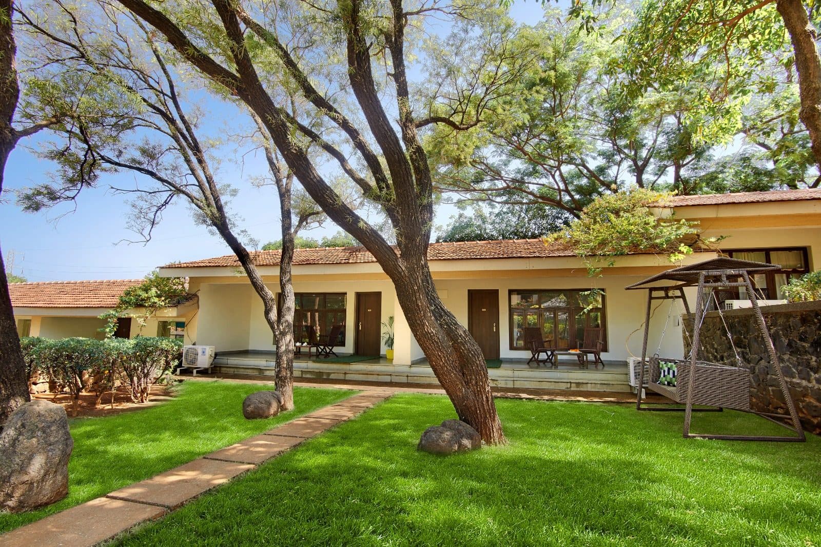 Stay — Cottage Rooms Shaded Tree Garden Swing