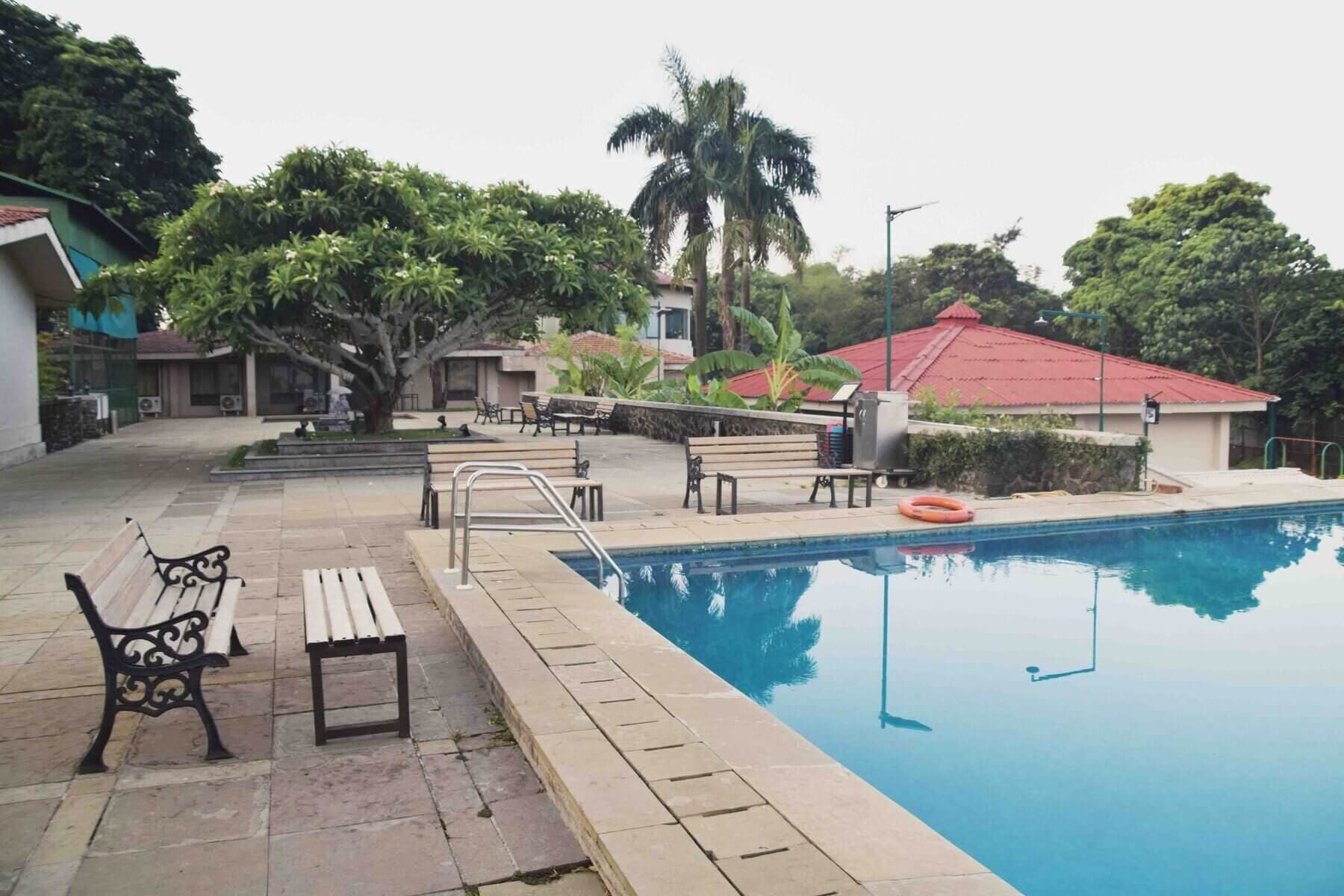 Pool Deck - Comfortable seating areas